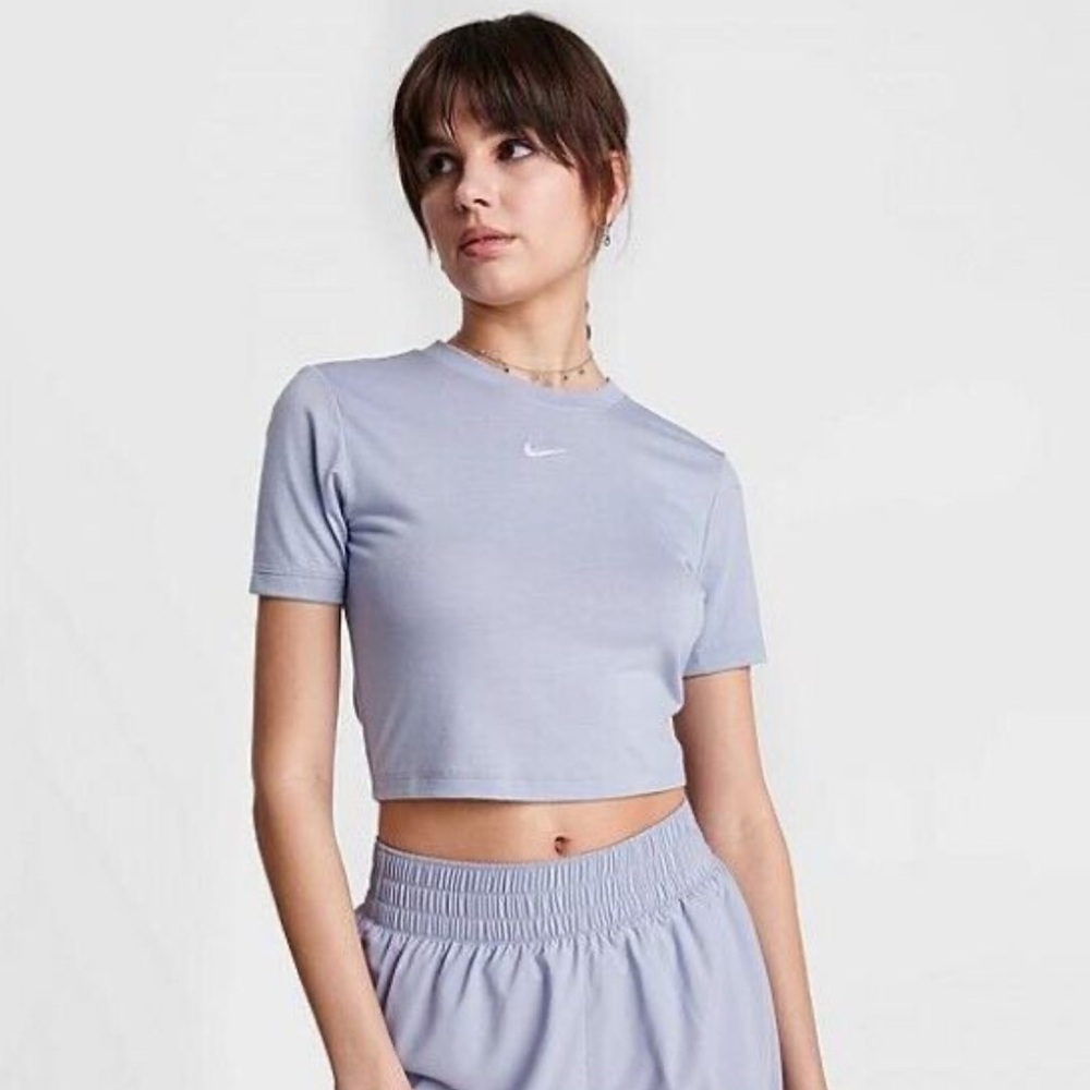 Nike Women's Essential Slim Fit Cropped T-Shirt